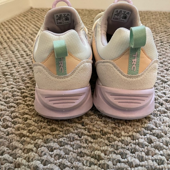 Gorgeous Puma shoes, size 8 - Picture 4 of 4